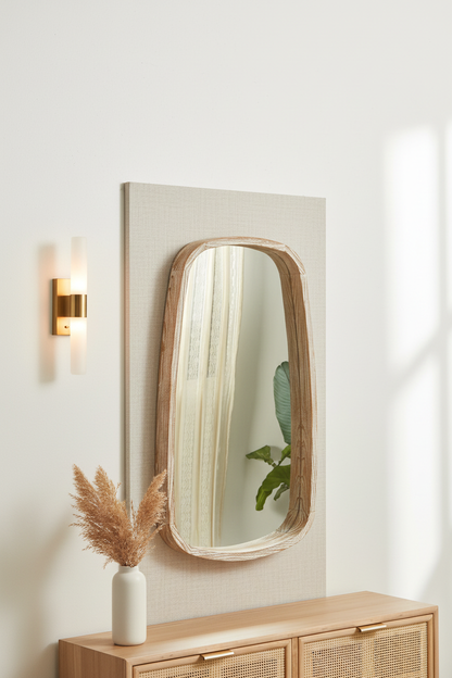 Espelho com moldura em madeira natural em composição decorativa de parede